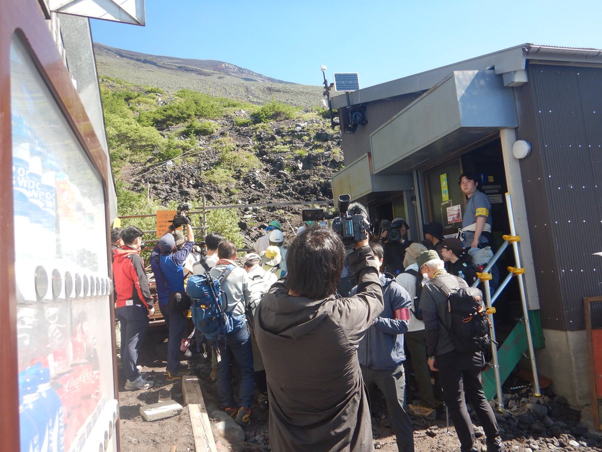shizuoka_michi's tweet photo. 本日、7/10（金）午前9時に富士山登山道のうち富士宮口と御殿場口の冬期閉鎖を解除しました！

現地には待ちに待った登山者たちが🗻🗻🗻

安全に気をつけて登山をお楽しみください🫡 https://t.co/FyrecFufBH