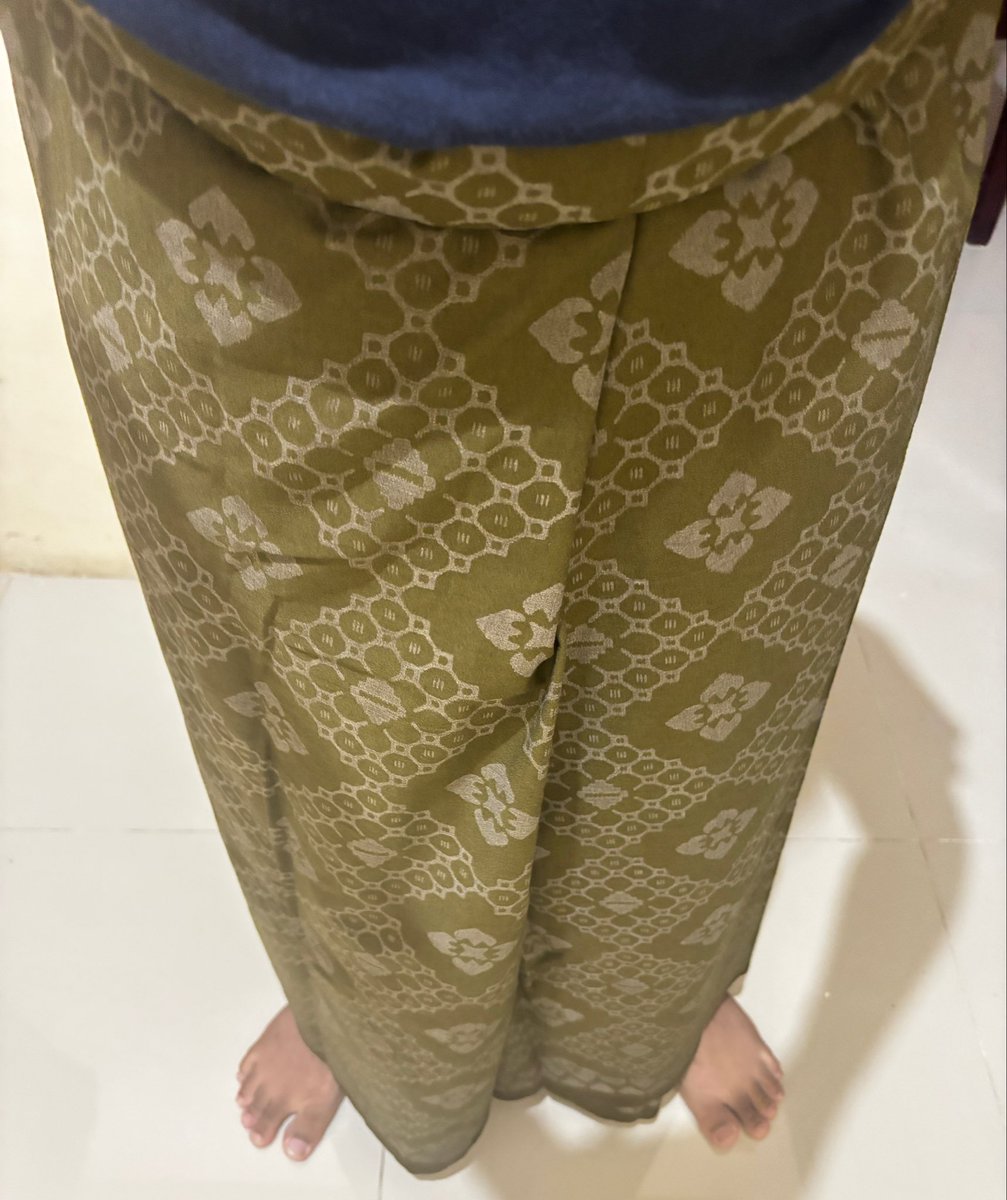 Gus_AnakKhiyai's tweet photo. Gimana kabar hari Jumat yang penuh berkah ini guys, hari ini pakai sarungnya kyai guys, kenapa sarung bapak bapak yang biasanya dipakai di rumah saja suka banget pakai sarung merk wadimor, gajah duduk, atlas, giliran mau sholat Jumat atau ada acara pakainya sarung BHS #sarungan https://t.co/wAvaxv3mZ6