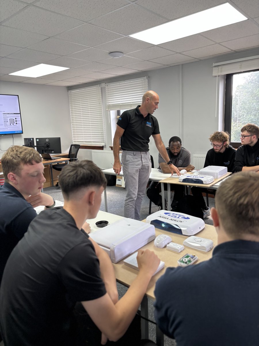 Skills4Security's tweet photo. Hands-on, practical, and industry-led 🔧

Richard Newey from HKC Security UK recently joined us to deliver a brilliant training session for our apprentices, walking them through intruder alarm systems and how to install and programme devices from start to finish ⭐ https://t.co/gK59UZIPgD