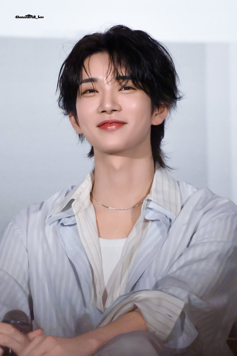 shuasmedia's tweet photo. joshua looks so fine today at real barrier fanmeet in tokyo 🤍 https://t.co/PQFAZoelL4