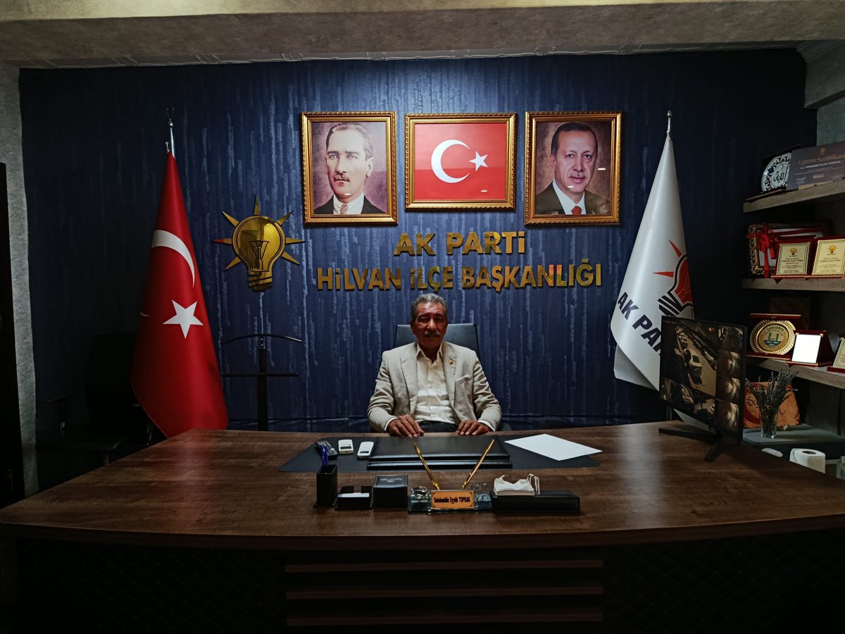 Akparti_hilvan's tweet photo. Hilvan’ımız İçin Gönülden Nöbetteyiz

📌Bugün AK Parti Hilvan İlçe Başkanlığımızda Nöbetçi Başkanımız Meclis Üyemiz Mahmut Nibak   görev başında.

✏️Miletimize katkı sunabilmek için biz buradayız.Kapımız da, gönlümüz de hemşehrilerimize açık.

@RTErdogan @Akparti @bybekirbozdag 
@abuyukgumus 
@hakanaksu058
@farukaytek
@milhamigunbegi 
@AEminOnenOfis @ProfDrDusak @ibrahimeyyupogl @malicevheri @CYAZMAC @HikmetBasak_63 @av_mfaruk @Malikurt14 @FIRATKORAN @akpartiurfa @Kamal1Nuri @SEToprak_