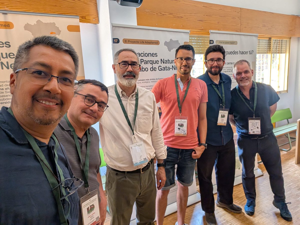 _emc_3's tweet photo. Nuestros compañeros Camilo y Enzo asistieron a la conferencia AIDIPE en Granada, uno de los principales congresos de investigación educativa📚.
Allí hablaron sobre la REdACamCliS, la educación frente a la crisis climática y las amenazas globales que preocupan a los niños 🌡️👧🌍 https://t.co/nPm6R0pQWI