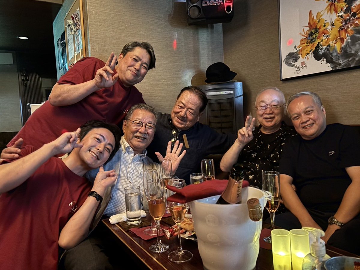 DanLan_nagoya's tweet photo. 7月10日(金)
昨夜は木の花の閉店前に伺う事ができました。9時頃に行っていっぱいなので10時頃出直してやっと席4つを確保して頂きました12時過ぎても超満席！長い間お疲れ様した。
後新橋2件新宿1件挨拶回りをしてきました。 https://t.co/ytGBKYPp7g