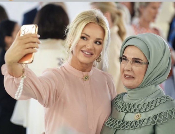Emine Erdoğan'ın Ağırladığı NATO Eşleri, Ajda Pekkan ile Buluştu