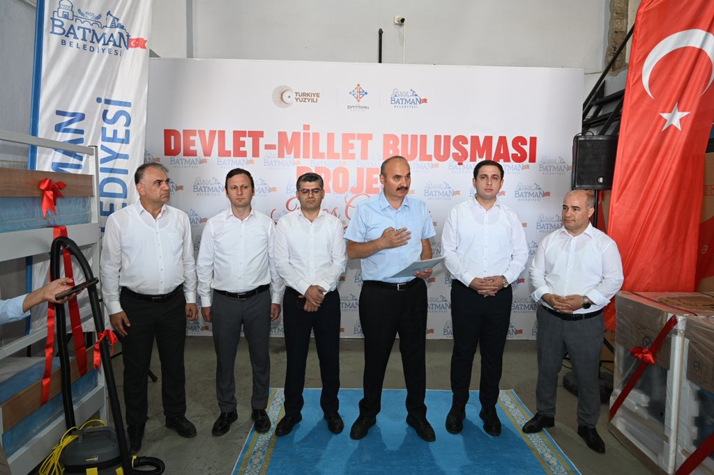 batmanvaliligi's tweet photo. “Millet Devletin Ayağına Değil, Devlet Milletin Ayağına Gidecek” 

Devlet Millet Buluşması Projesi Kapsamında; 107 bin 754 Hane Ziyaret Edildi.
Valimiz Ekrem Canalp’in himayelerinde, Valiliğimiz Sosyal Yardımlaşma Vakfı ile Batman Belediyesi iş birliğinde Türkiye’de ilk kez Batman’da hayata geçirilen “Devlet Millet Buluşması” Projesi kapsamında İlimiz merkez ve ilçelerinde toplam 107 bin 754 haneyi ziyaret edilerek, vatandaşlarımızın ihtiyaçları yerinde tespit edildi. Tespit edilen ihtiyaç sahibi vatandaşlarımızın ihtiyaçlarının karşılanmasına yönelik çalışmalar devam ediyor.
Proje kapsamında, Batman Belediyesi ile Sosyal Yardımlaşma ve Dayanışma Vakfının finansman desteğiyle temin edilen beyaz eşya ve mobilyaların teslimi dolayısıyla Batman Belediyesi İştirakler Müdürlüğünde düzenlenen programa katılan Valimiz Ekrem Canalp, yürütülen çalışmalar hakkında yetkililerden bilgi aldı.
Programa; Vali Yardımcıları Gökhan Dolaş ve Ekrem Güngör ile Sason Kaymakamı ve Belediye Başkan Yardımcısı Vekili Furkan Başar ile ilgili kurumların müdürleri katıldı.
Programda basın mensuplarına açıklamalarda bulunan Valimiz Ekrem Canalp, Batman’da uygulanan Devlet Millet Buluşması Projesi’nin temel anlayışının, vatandaşın devlete gelmesini beklemek yerine devletin vatandaşın ayağına gitmesi olduğunu belirterek, “millet devletin ayağına değil, devlet milletin ayağına gidecek” dedi.
Proje kapsamında Batman merkez ve ilçelerinde oluşturulan 45 ekibin bugüne kadar 107 bin 754 haneyi ziyaret ettiğini ifade eden Valimiz, hanelerde eğitim, barınma, sosyal yardım ve ev eşyası başta olmak üzere ailelerin tüm ihtiyaçlarının yerinde tespit edildiğini söyledi.
Yapılan saha çalışmaları sonucunda 81 bin 585 talebin kayıt altına alındığını belirten Valimiz, bunların 72 bin 490’ının karşılandığını, böylece taleplerin yaklaşık %89’unun yerine getirildiğini ifade etti.
Proje kapsamında bugüne kadar yaklaşık 200 milyon TL tutarında sosyal destek sağlandığını ifade eden Valimiz, vatandaşlardan en fazla çamaşır makinesi, buzdolabı, fırın, yatak ve çekyat taleplerinin geldiğini belirterek; bu ihtiyaçların Batman Belediyesi ile Sosyal Yardımlaşma ve Dayanışma Vakfının imkânları kullanılarak karşılandığını ifade etti.
Devlet ile millet arasındaki güçlü bağın korunmasının büyük önem taşıdığını vurgulayan Valimiz, vatandaşların ihtiyaçlarının yerinde tespit edilip karşılanmasının devlete olan güveni daha da güçlendireceğini ifade etti.