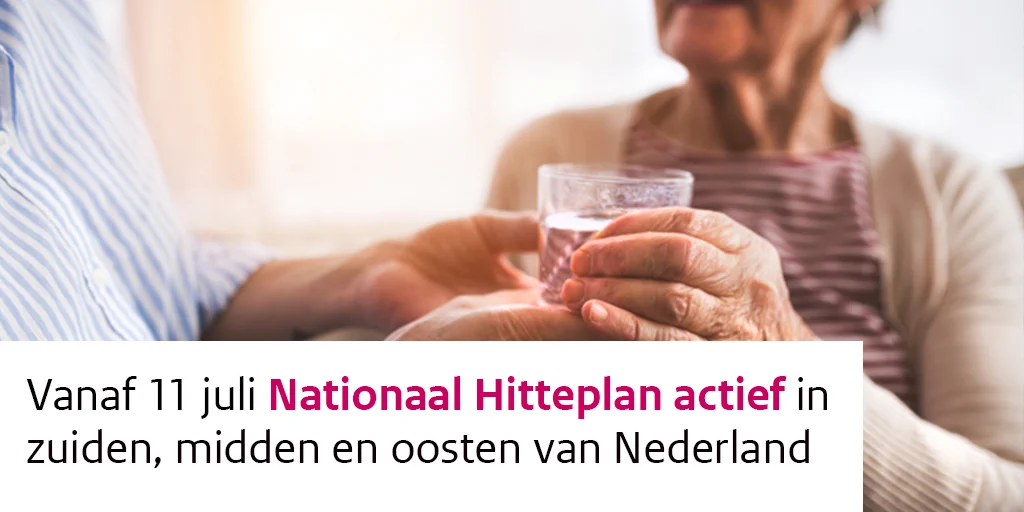 Oudere vrouw krijgt een glas water aangereikt. Tekst in beeld: “Vanaf 11 juli Nationaal Hitteplan actief in zuiden, midden en oosten van Nederland.”