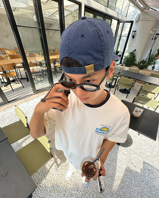 fever_hy's tweet photo. 저애 수줍은 취향 대공개....
이 티셔츠 입은 차학연 조아함
이거 입을때마다 레전드 귀여워짐☺️☺️ https://t.co/hls33LPdDb