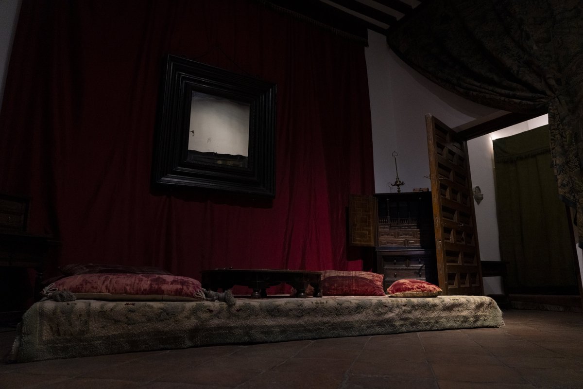 RAEinforma's tweet photo. Conozca la Casa Museo Lope de Vega. Situada en la calle Cervantes de Madrid, es un edificio del siglo XVII en el que vivió el escritor entre 1610 y 1635. Su acceso es gratuito con reserva anticipada: https://t.co/34Q9PIAqo9. https://t.co/G5mhbMCPsE