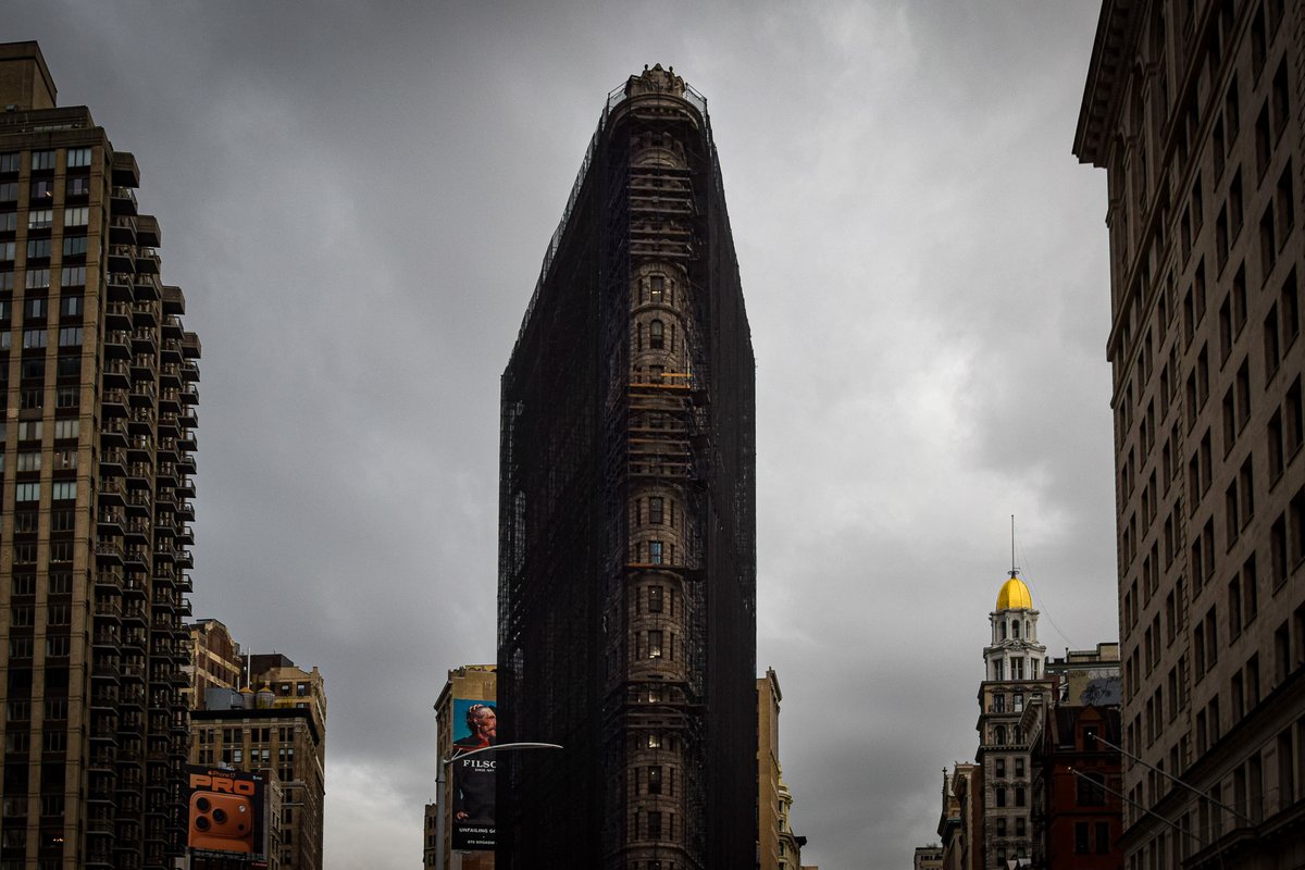 Wally44's tweet photo. Das legendäre #FlatironBuilding war zwischen 2019 und Ende 2025 eingerüstet.
Seit Anfang 2026 ist die Fassade fertig renoviert und die Wiedereröffnung ist für den Herbst 2027 geplant.
#NewYork #USA #NYC https://t.co/qZ5OSArhwo
