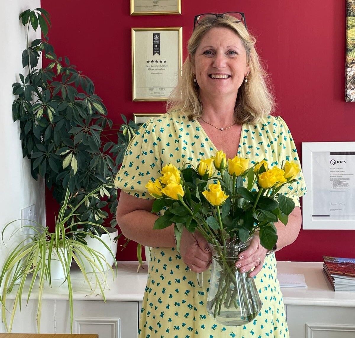 HaymanJoyce's tweet photo. 💛 A lovely surprise for Sue Maaz from a very happy #landlord🌼#ThankYou Such a thoughtful gesture &amp; very much appreciated. Looking for a #LettingAgent you can rely on? Get in touch with our #Lettings Team to see how we can help you... #HaymanJoyce #PropertyManagement https://t.co/MdQMCoNAHq