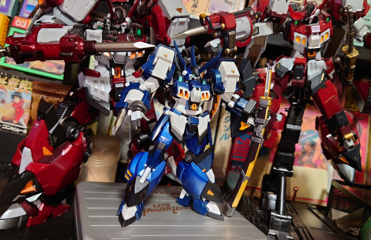 MD_so1's tweet photo. アルトアイゼン・ナハト、俺持ってたな……と探したら、魂ウェブ商店スーパーロボット超合金版があった！　発売は2011年……15年前！？
つーか、足回りすごいなコレ。ヒザ・足首が引き出し式の二重関節で、どんなに足を曲げようが広げようが、ガッチリ接地！　すげー遊び甲斐がある、古き良き名機だぜ https://t.co/u9Cu6HeFg6