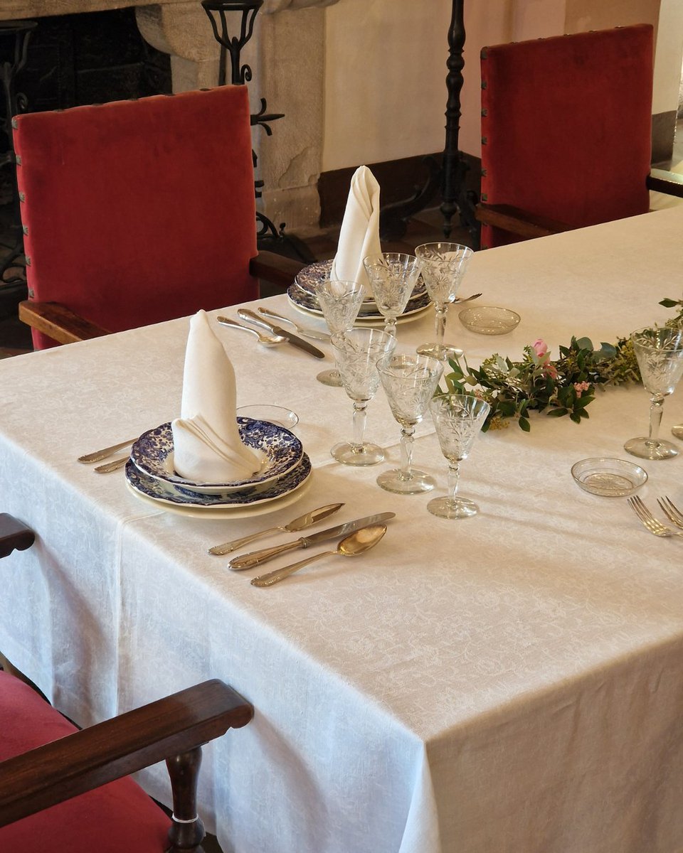 patrimonigencat's tweet photo. 🍽️ Eduard Toda té la taula parada i espera convidats per la revetlla de Sant Joan. Ell mateix us farà de guia per les estances, tot explicant-ne la història.

🏰 Castell d'Escornalbou
📅 Diumenge, 12 de juliol, a les 12 h

Fes-te amb la teva entrada! 👉 https://t.co/A0OSxXcv6h https://t.co/ajJFJSUNGS