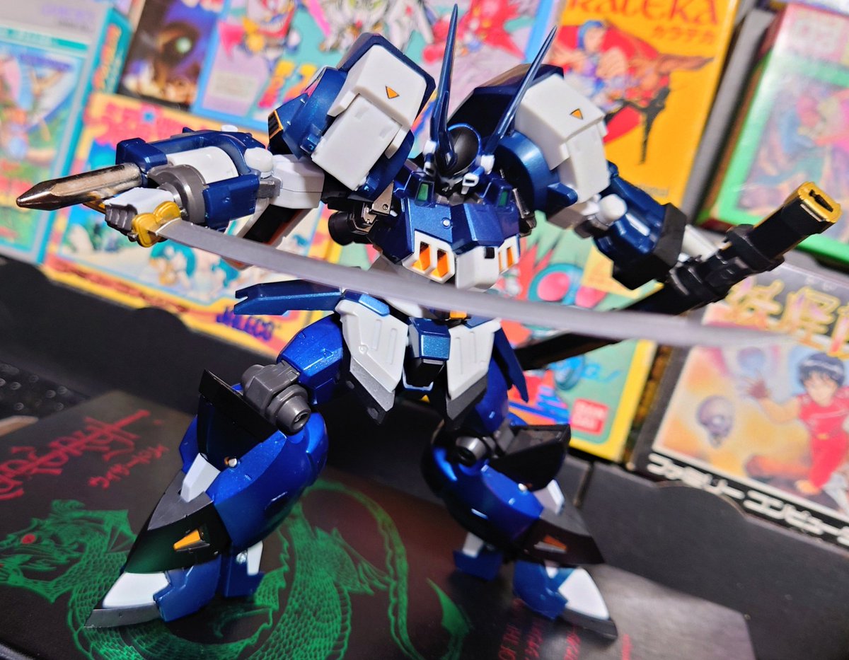 MD_so1's tweet photo. アルトアイゼン・ナハト、俺持ってたな……と探したら、魂ウェブ商店スーパーロボット超合金版があった！　発売は2011年……15年前！？
つーか、足回りすごいなコレ。ヒザ・足首が引き出し式の二重関節で、どんなに足を曲げようが広げようが、ガッチリ接地！　すげー遊び甲斐がある、古き良き名機だぜ https://t.co/u9Cu6HeFg6