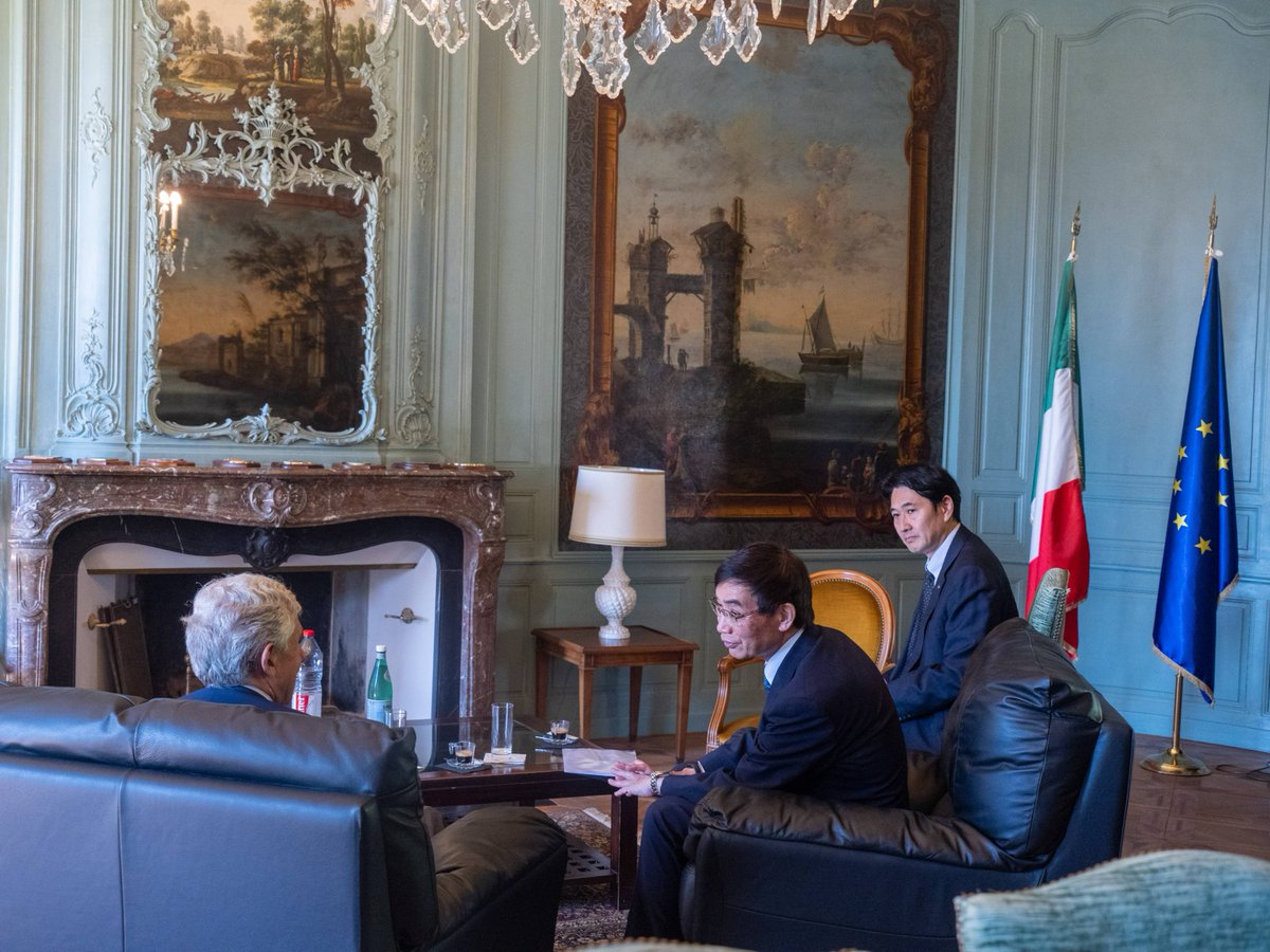 UPU_DG's tweet photo. Honoured to meet H.E. Mr Luigi Maria Vignali, Ambassador and Permanent Representative of Italy to the UN in Geneva. We discussed innovation, AI, digital transformation and the future of postal services, and reaffirmed the importance of close cooperation between Italy and the UPU. https://t.co/s3CPGYizYR