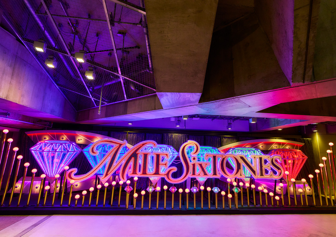 ginzasonypark's tweet photo. B1フロアを明るく照らす「MILESixTONES・ロビーデコレーション」。
チケットをお持ちでない方でもご覧いただけます。

The “MILESixTONES Lobby Decoration” is brightening up the B1 floor.
You can enjoy it even without a ticket.

----------------------------
SixTONES STock
2026/6/17 (水) ～ 8/23 (日)
※開催日数66日 (休園日：7/13 (月) 、8/3 (月))

東京会場：Ginza Sony Park
https://t.co/aDOI1Xfhd6

特説サイト
https://t.co/VqQc6XBazc
----------------------------

@SixTONES_SME
#SixTONES_STock
#GinzaSonyPark