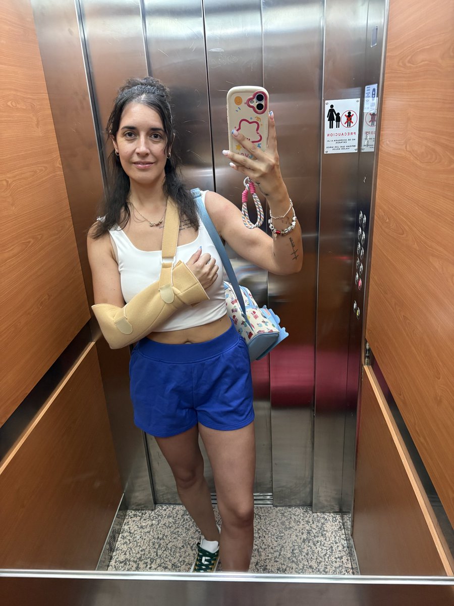 Sara_pab's tweet photo. A quien no le gusta un cabestrillo en verano??? 
Que suerte la mía oye https://t.co/2aoApwVR8K