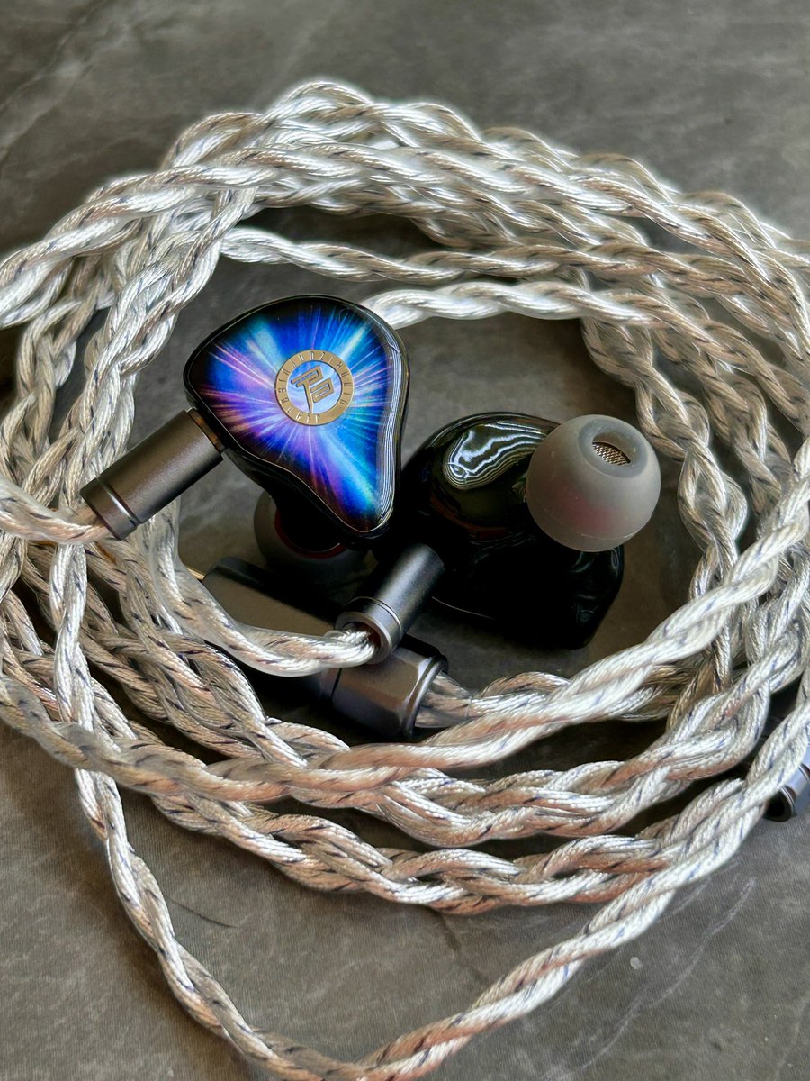 toji0902's tweet photo. イヤホンのお話🎵＃拡散希望
Juzear Nebula 1DD + 3BA +1Planar
@HifigoJp さんからのご提供になります、この度はお声掛けくださり有難うございます。
デザインと価格帯を超えた音質が注目を集めており、本レビューではその実力を詳細に検証します。

【音質】
Juzear Nebulaの音質は、複数のドライバー構成によるバランスの取れたサウンドが特徴です。幅広い音楽ジャンルに対応する汎用性を備えています。その価格帯を大きく超える洗練されたチューニング。

低域は決して過剰な量感を主張することなく、必要十分な深みと輪郭を兼ね備えています。ベースラインはクリアに追うことができ、メロディアスなベースが主役となる楽曲では、その表現力の豊かさに驚かされます。タイトでありながらも、音楽の土台をしっかりと支える安定感があります。

中域の分離感は特に秀逸で、楽器隊とボーカルの距離感が適切に保たれています。各楽器の立ち位置が頭の中で明確にイメージでき、まるで目の前でバンドが演奏しているかのような一体感を覚えます。ボーカルは埋もれることなく明瞭に浮かび上がり、コーラスワークやダブルトラック、ユニゾンといった複雑な表現も自然にこなします。特に女性ボーカルの伸びやかさは特筆すべきものがありますが、男性ボーカルも力強く、感情豊かに響き渡ります。ギターのカッティングは歯切れ良く、楽曲全体に躍動感を与え、聴く者を音楽の世界へと深く引き込みます。

高域にかけての伸びやかさ、キレ、そして余韻感も十分に表現されています。クールな印象を与えるほどではないものの、刺さることなく、シンバルやシンセサイザーの煌めきを鮮やかに描き出します。
全体として、特定の帯域が突出することなく、非常に優等生的な鳴り方をするため、聴き疲れしにくい特性も持ち合わせています。強烈な刺激（ドンシャリなど）を求める方には一見大人しく感じられるかもしれませんが、このバランスの良さは、まさに「スルメ系」と呼ぶにふさわしく、聴き込むほどにその実力に気付かされるでしょう。自宅でも外出先でも、音楽を傍らに過ごす贅沢な時間を鮮やかに彩ってくれる一機です。

【装着感・デザイン】
本機のデザインは、光の角度によって虹色に変化するカラフルなフェイスプレートが目を引きます。標準的なサイズ感で厚みも適切であり、装着感は多くのユーザーに快適さをもたらすでしょう。

【リケーブル】
Hedacabl HD-06をリケーブルすることで、音質が大きく向上します。特に、低域の量感やアタック感が良好になり、低域を重視する方でもきっと満足できるでしょう。それでいて全体のバランスが損なわれることはなく、まさにベストマッチと言える組み合わせです。このリケーブルによって、Nebulaは一気にミドルクラスの製品と肩を並べるほどのパフォーマンスを発揮するようになります。

【総評・まとめ】
Juzear Nebulaは、エッジの効いた尖ったキャラクターを持つわけではありませんが、圧倒的な空間表現と自然な繋がりが最大の魅力です。ボーカルを中心に音がどこまでも広がっていくような感覚は、音楽鑑賞の質を高めます。2万円の予算でイヤホンを検討している方にとって、間違いなく筆頭に挙げられる一台です。その価格を超えた音質と美しいデザインは、音楽を傍らに過ごす、そんな贅沢な時間を鮮やかに彩ってくれるはずです。

あくまでも個人の感想です、ご参考になれば幸いです。　＃Nebula ＃Hedacabl

リンク先
https://t.co/b4Qbibok31