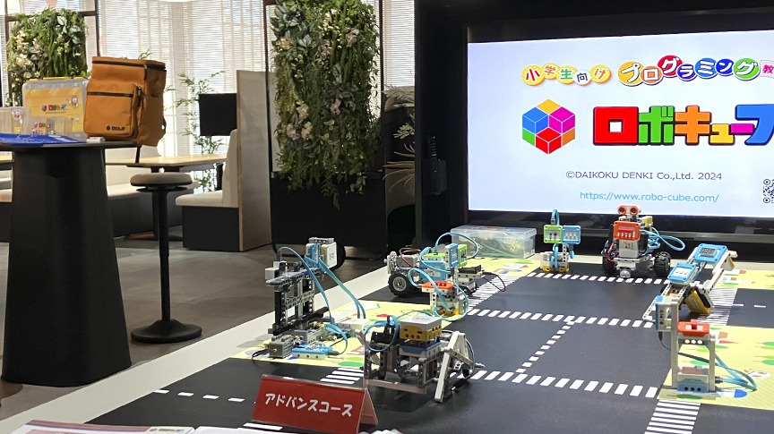 PRTIMES_JP's tweet photo. ダイコク電機、小学生向けロボットプログラミング教室「ロボキューブ」の教室オーナー募集説明会を8月22日・23日に東京・上野で開催。親子ロボットプログラミング体験会も同日開催し、プログラミング教育を体験できる機会を提供