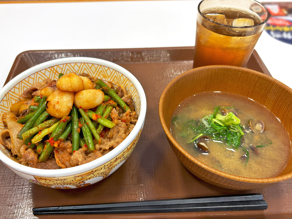 sukiya_jp's tweet photo. 今日はダブルニンニク牛丼に…
しじみ汁も付けちゃお～っと😆

　∧＿∧ ♡
（ ・ω・）
.｜_っ＿/￣￣￣/
.　　　/＿＿＿/

#すき家 https://t.co/oUnpCprAvE
