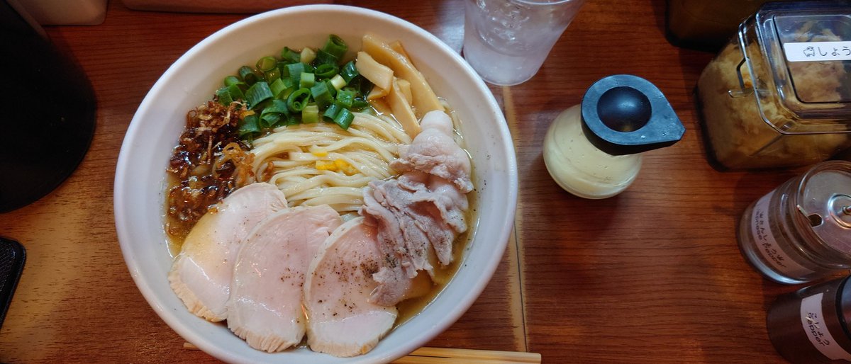 Motoshoku's tweet photo. だいつる　(限定)ゆず塩冷や煮干し(麺大盛)(0辛) https://t.co/BZ1sKMB8QG