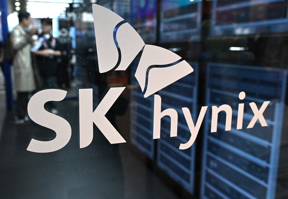 AJEnglish's tweet photo. South Korea’s SK Hynix raises $26.5bn in record-breaking US IPO https://t.co/WnCZHYJoXO https://t.co/FwAvMpPSJ7