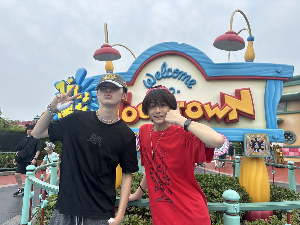 nicopuchi_info's tweet photo. ／
ニコ☆プチメン㋲ #三戸琳仁 と #浅井陽人 で夏ディズニーを満喫☀️
＼

東京ディズニーランドでは「サマー・クールオフat Tokyo Disney Resort®︎」9月14日（月）まで開催中🌟🌟

記事はここから！▶︎▶︎
 https://t.co/US0TXhNVrJ https://t.co/MGAZNA8aUF