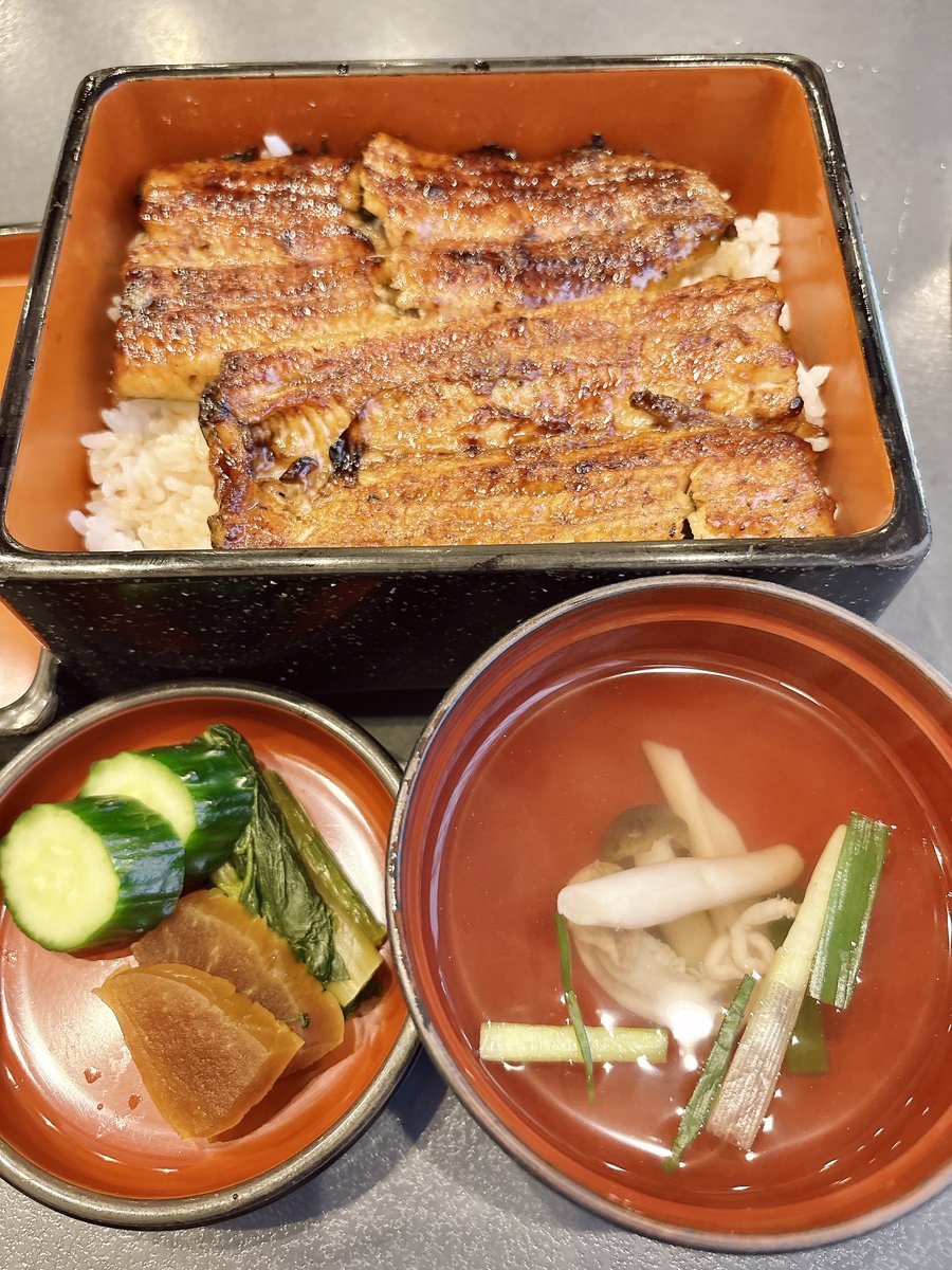 seioubo's tweet photo. ヒロちゃんの誕生日の『うなぎ』、昨日はお店がお休みだったので今日になりました。
初めてのお店、美味しかったけど、なんとなく我が家の好みからずれてて、やや残念。 https://t.co/qmCWbc0VzC