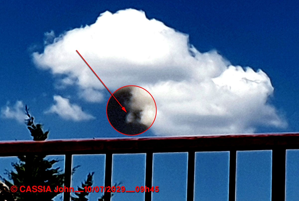 CASSIAJohn1's tweet photo. Zoom effectué sur une zone où nous pouvons observer une anomalie de forme sphérique, ou plutôt deux demies sphères collées avec un léger décalage sur leur partie plate. Je demande à Grok de bien vouloir nous éclairer sur cette "chose" qui semble être sortie du nuage ? Merci ... https://t.co/s8XiLi5y1z