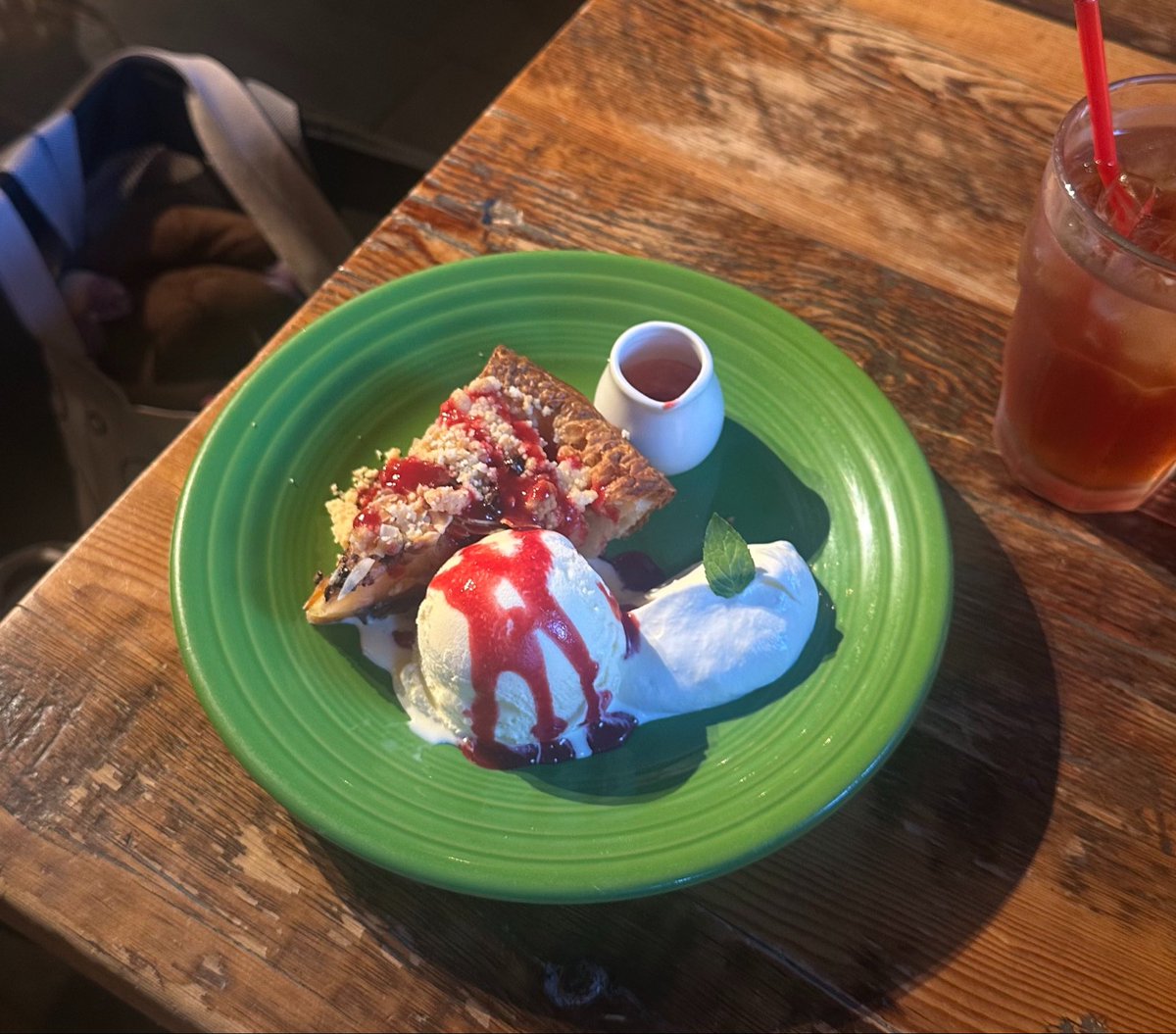kore_lu7's tweet photo. ライブ前に腹ごしらえ
赤レンガ限定のアーモンドチョコレートパイ🥧💖
ラズベリーソースとアイス追加したら相性良すぎた😭✨️ https://t.co/2Z8PPseH6R