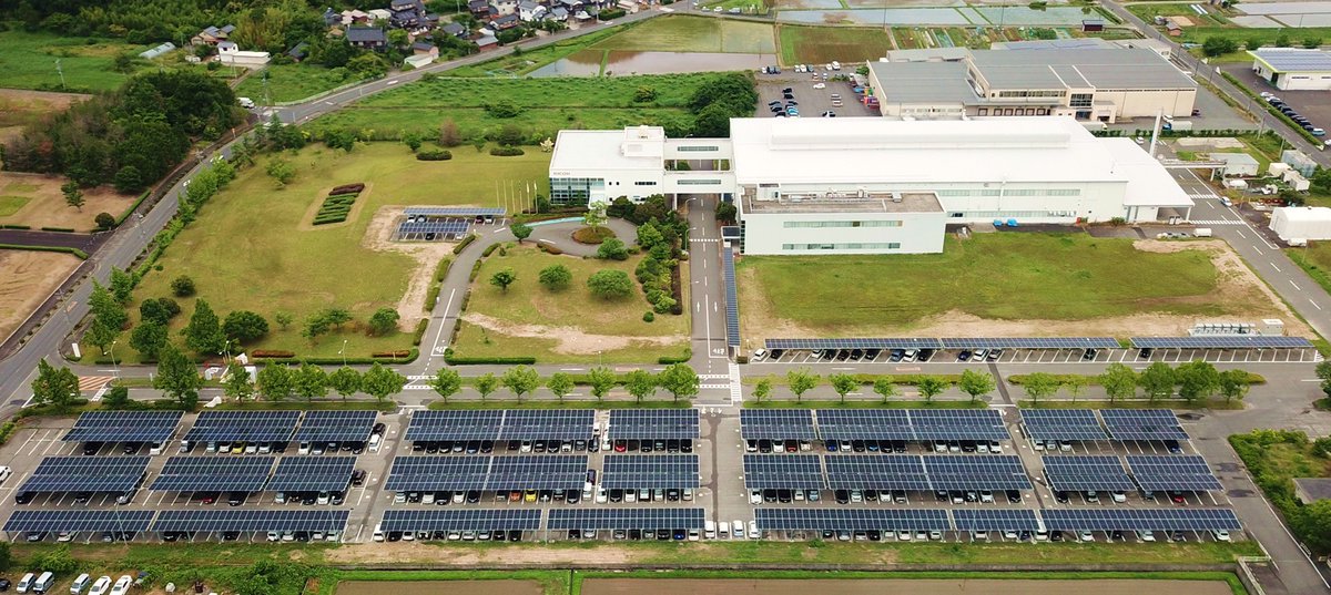 ricoh's tweet photo. 駐車場の屋根が、電気をつくり災害時の安心にも☀️

リコーPFUコンピューティング 鳥取事業所に地域最大級の「メガソーラーカーポート」が導入されました。
年間約727トンのCO2削減に加え、災害時は近隣の皆さまのスマホ充電も支援📱
環境と地域、両方に貢献していきます✨️
https://t.co/7WhG2ARWdg https://t.co/UwshSMY2aY