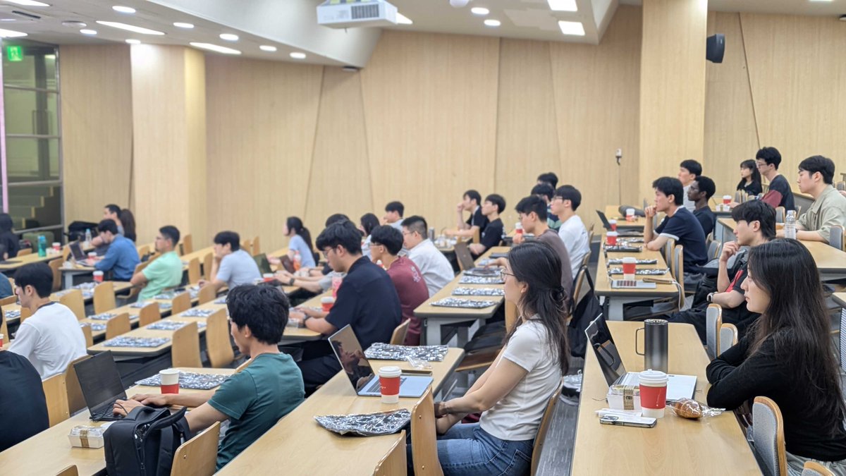 SimularAI's tweet photo. Wrapped our @SeoulNatlUni AIIS x @SimularAI Computer-Use Agents Research Forum in Seoul this morning 🇰🇷 #ICML2026

And a fireside that didn't hold back 🔥 thank you @ritacyliao moderated this session with Prof. Jonghyun Choi (SNU), @angli_ai, and @youtubejocoding on what AI actually does to human work.

Thank you SNU AIIS for having us 🙏 
#ComputerUseAgents #AI