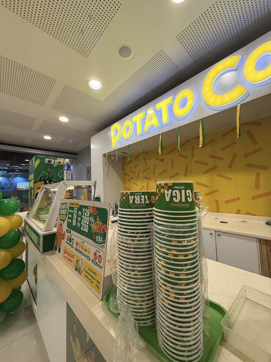 jaxieonz's tweet photo. i’m not sure if the potato corner promo’s buy 1 take 1 fries or be in charge of the stall and get anything i can? BC WHERE THE STAFF IN CHARGE 😭 https://t.co/pYSaC15oTv
