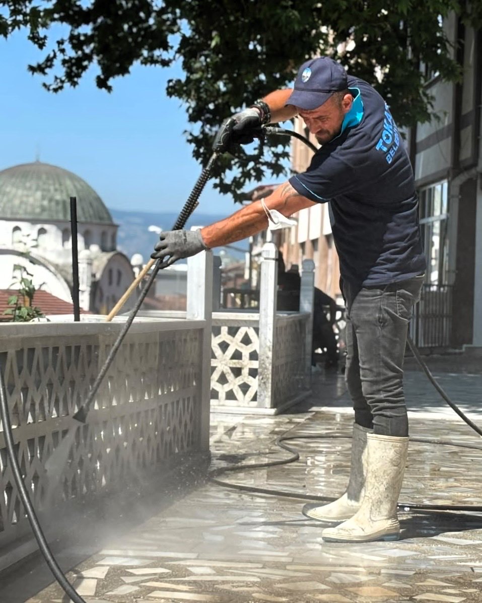 mkyazicioglutr's tweet photo. 🤝 Tarihi Mirasımıza Sahip Çıkıyoruz!

Yaklaşık 1800 yıllık şifa kaynağı Ayvaz Suyu'nun bulunduğu, Niksar'ımızın önemli değerlerinden Ayvaz Parkı'ndaki tarihi şadırvan ile tarihi Niksar Belediye Başkanlık binası çevresi Tokat Belediyemize ait Jet Yıkama Aracımızla ekiplerimiz tarafından titizlikle temizlendi. 💦

Tokat Belediyesi olarak sadece şehir merkezimizde değil, ihtiyaç duyulan her noktada bilgi birikimimiz, ekipmanımız ve imkânlarımızla hemşehrilerimizin yanında olmaya devam edeceğiz.

Tokat Belediyesi olarak kurumlararası iş birliğiyle tüm imkânlarımızla çalışıyoruz. Kıymetli iş birliği dolayısıyla Niksar Belediye Başkanı Sayın Semih Tepebaşı'na teşekkür ediyorum.

💙 Tokat'ımızı birlikte koruyor, birlikte güzelleştiriyoruz.