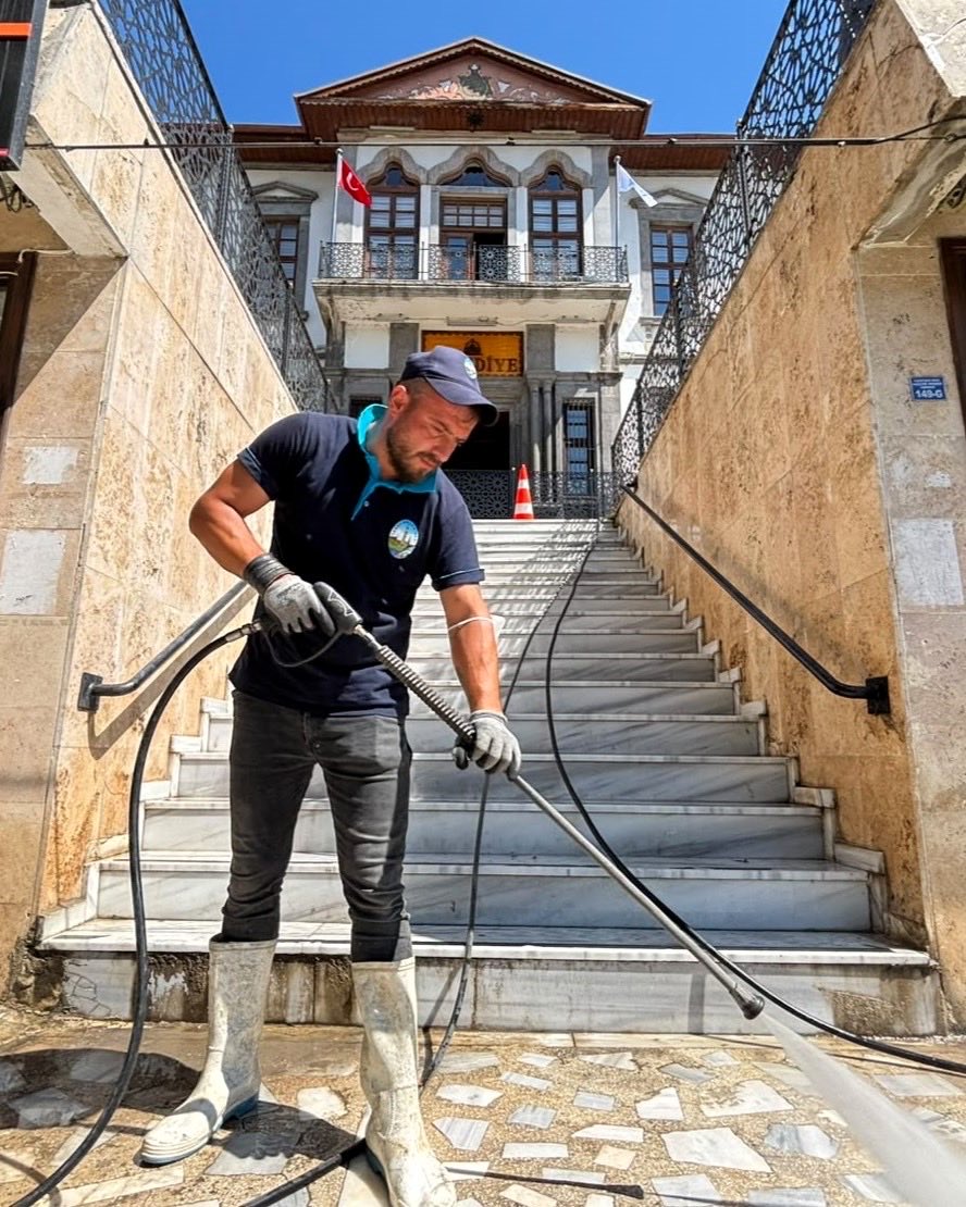 mkyazicioglutr's tweet photo. 🤝 Tarihi Mirasımıza Sahip Çıkıyoruz!

Yaklaşık 1800 yıllık şifa kaynağı Ayvaz Suyu'nun bulunduğu, Niksar'ımızın önemli değerlerinden Ayvaz Parkı'ndaki tarihi şadırvan ile tarihi Niksar Belediye Başkanlık binası çevresi Tokat Belediyemize ait Jet Yıkama Aracımızla ekiplerimiz tarafından titizlikle temizlendi. 💦

Tokat Belediyesi olarak sadece şehir merkezimizde değil, ihtiyaç duyulan her noktada bilgi birikimimiz, ekipmanımız ve imkânlarımızla hemşehrilerimizin yanında olmaya devam edeceğiz.

Tokat Belediyesi olarak kurumlararası iş birliğiyle tüm imkânlarımızla çalışıyoruz. Kıymetli iş birliği dolayısıyla Niksar Belediye Başkanı Sayın Semih Tepebaşı'na teşekkür ediyorum.

💙 Tokat'ımızı birlikte koruyor, birlikte güzelleştiriyoruz.
