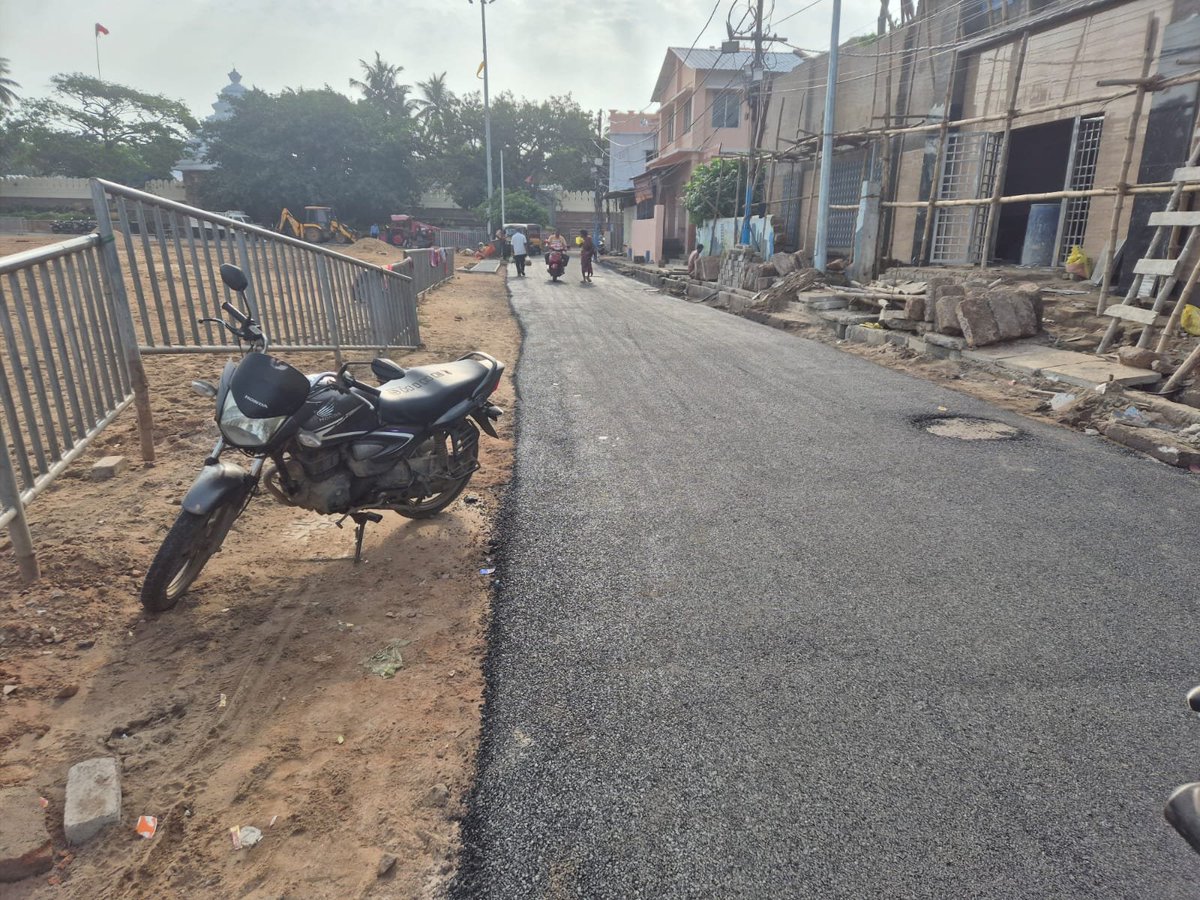 dm_puri's tweet photo. With Rath Yatra approaching, road repair and restoration works are being carried out on a war footing to ensure a smooth and comfortable journey for every devotee coming to seek Mahaprabhu’s blessings.

@puriulb https://t.co/W23uGzzhne