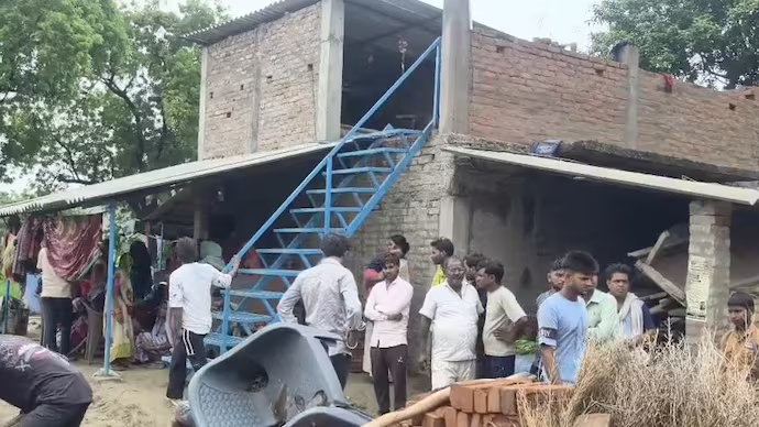 IndiaToday's tweet photo. 19-year-old Shiv Prasad from Kaushambi was allegedly attacked by his girlfriend's family when he went to meet her in Mahua Khada village. Police have registered a case and detained two suspects.

Read more: https://t.co/Zd5iQV3dTG

#UttarPradesh #Assault https://t.co/4112p0i2No