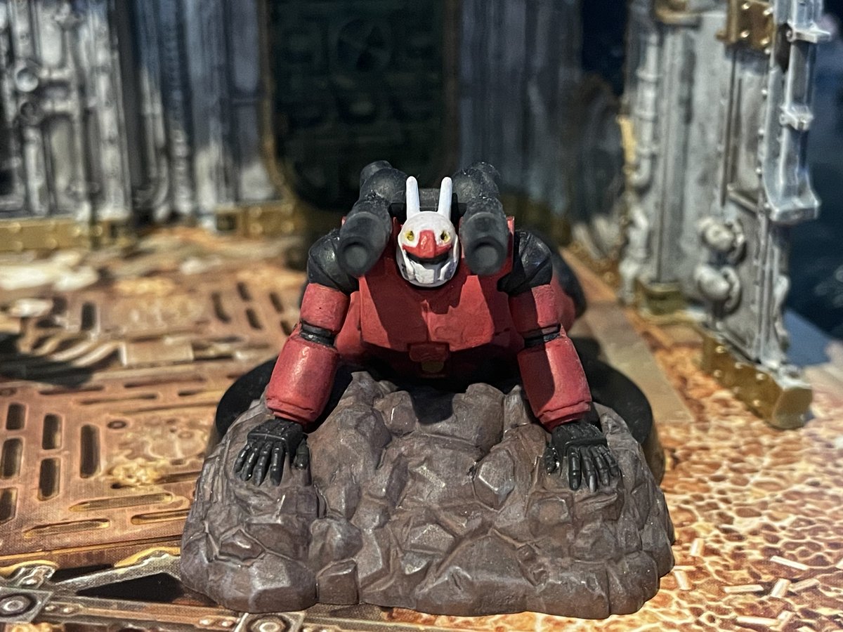 charonsuidou's tweet photo. ガンダムアッセンブルのガンキャノンを塗装しました！

岩場からじっと戦況を見てる感じにしたかったので、今回は少し渋めの赤×黒で仕上げています🔥
このサイズ感でも塗ると一気に存在感出ますね……！
次は何を塗ろうかな？

#ガンダムアッセンブル #ガンプラ #ウォーハンマー https://t.co/WHcPDhi6Mu