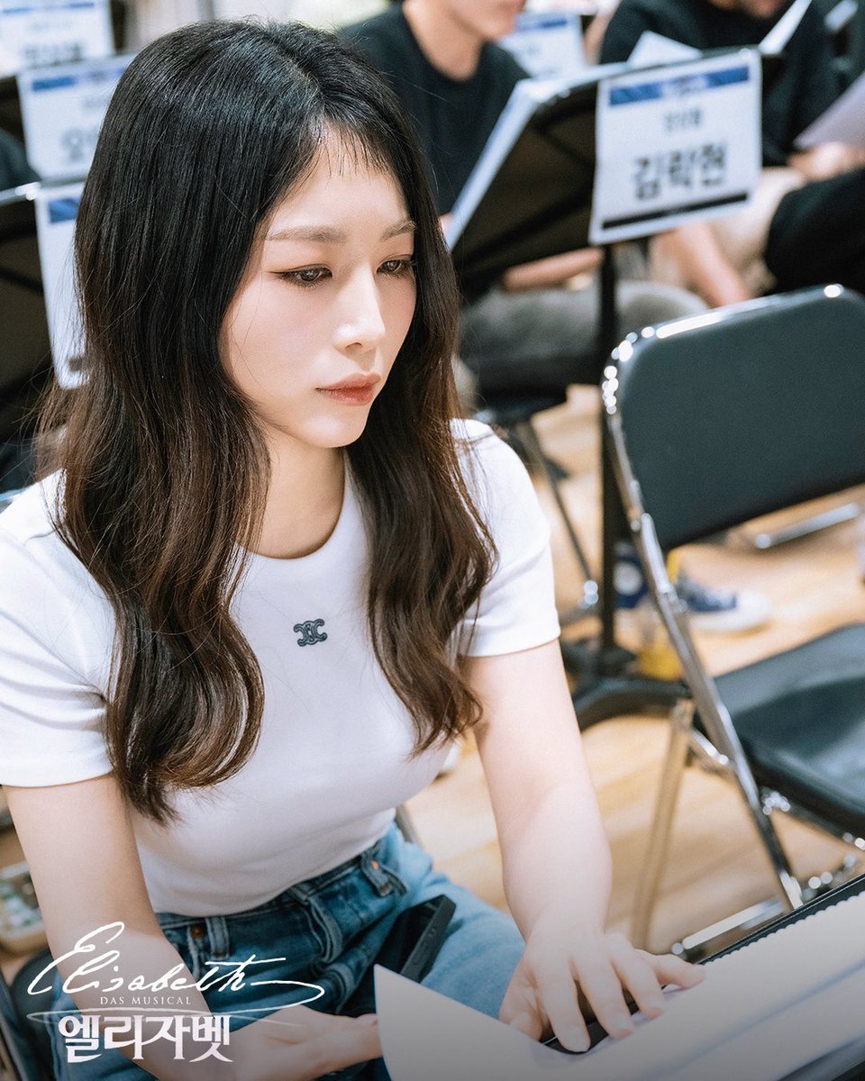 hii__ru's tweet photo. 조선소녀 앞머리 달고 황후 됏대요 https://t.co/AChfbutird