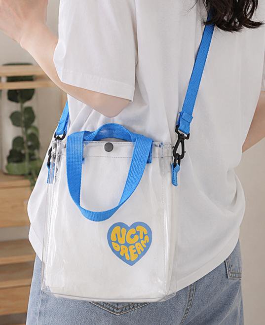 shoparsip's tweet photo. ✨SLING BAG NCT DREAM ✨

• Material luar: Mika transparan premium
• Inner pouch: Kanvas tebal dengan logo sablon rubber
• Ukuran Mika: 16 × 4 × 20 cm
• Ukuran Pouch Kanvas: 19 × 4,5 × 19,5 cm
• Tali selempang adjustable

🔗 : https://t.co/bdXnZe0FRR

#NCTDREAM #zonauang https://t.co/IcGqlXu1Cj