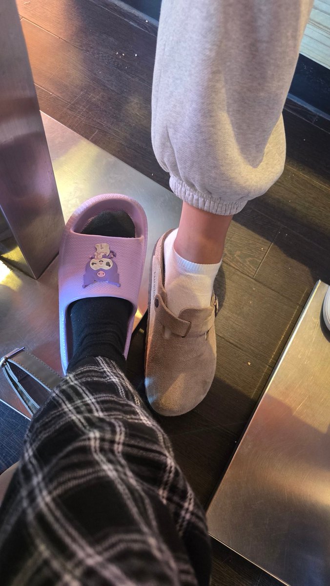 xipoiuu's tweet photo. Whose shoes are better https://t.co/cNbE8K9yfq