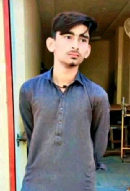 surrakimuhammad's tweet photo. لودھراں میں افسوسناک واقعہ، 23 سالہ اقرار اسلام آباد میں ایلومینیم کی دکان پر کام کرتا تھا، ماں کے پاس گیا ہوا تھا جو سلائی کڑھائی کا کام کرتی تھی، بجلی کا بل لگاتار دوسرے مہینے 10 ہزار سے زائد آیا تو ماں نے اپنا موبائل فروخت کرکے ادا کیا، لڑکے سے ماں کی بے بسی دیکھی نہیں گئی، ماں سے معافی مانگی اور خود پر پٹرول چھڑک کر آگ لگا لی،جسم  کا 75 فیصد حصہ متاثر ہوا، 
 20 گھنٹے ہسپتال میں زندگی اور موت کی کشمکش میں رہنے کے بعد دم توڑ گیا۔