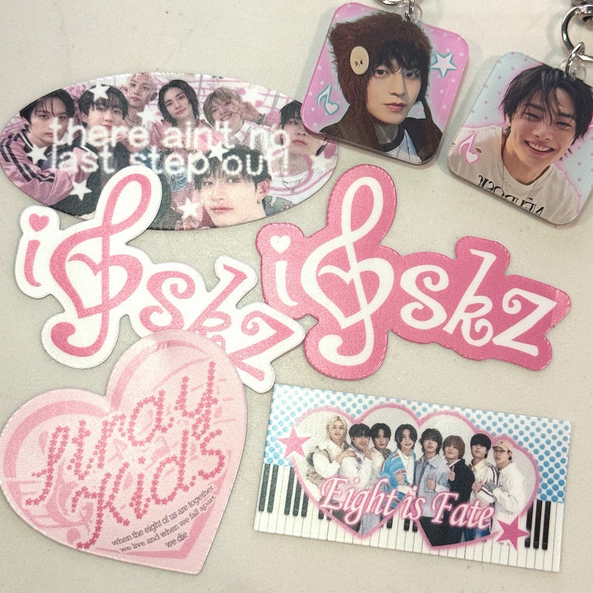 hyuneluov's tweet photo. ๐ซง ๐ง #luovmails !
โ . เฟ ห got the cutest stickers n charms in the mail today !
@deirsetnet #deirproofs https://t.co/WCJjwa8dcv