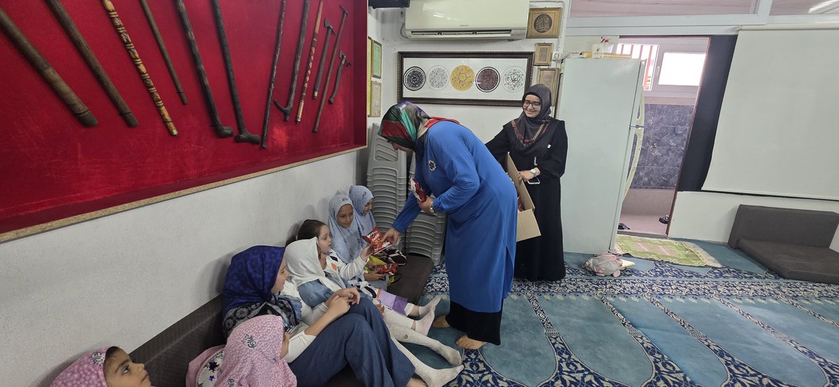 anneveaileder's tweet photo. Bugün çocuklarımızla gönüllerimizi buluşturduk. Sohbet ettik, hediyelerimizi paylaştık, tebessümlerine ortak olduk. Anne ve Aile Derneği olarak, geleceğimiz olan evlatlarımızın yanında olmaya devam edeceğiz.

@MahinurOzdemir 
@izmirvaliligi 
@MustafaBeserr 
@derneklerizmir https://t.co/lF2NvpxQa6