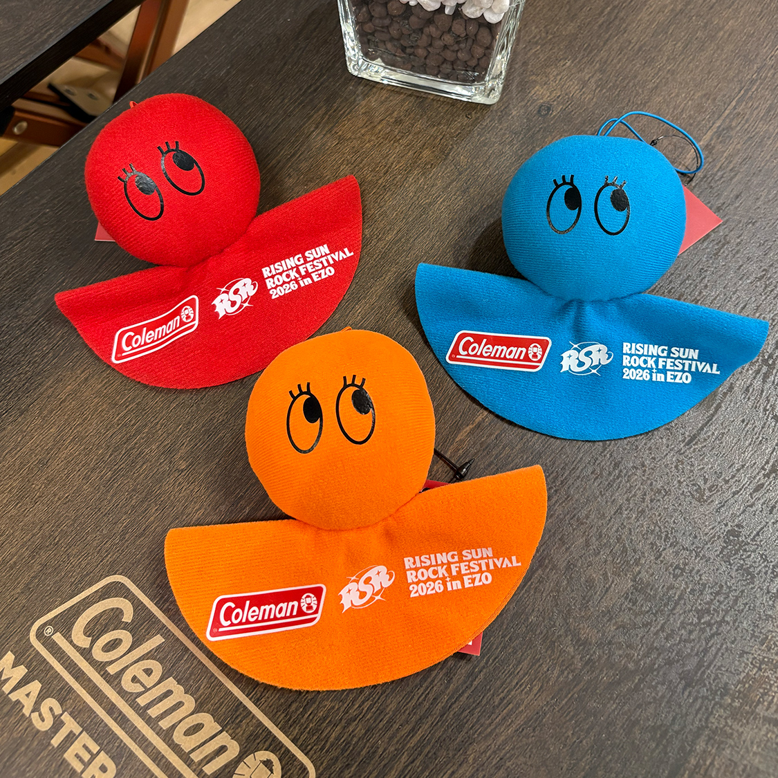 rsrfes_official's tweet photo. ✦𝗚𝗢𝗢𝗗𝗦✦

🏕️#RSR26 × Colemanコラボグッズ販売決定！

おなじみのリゾートチェアに加え、
RSRステージカラーをあしらったサンシャインキャッチャーも登場🌅

🎁当日は受け取るだけ！
「会場受取先行予約」は
📅7/13(月)12:00よりRSR公式アプリにて販売開始！

ラインナップはこちら☀️
🔗https://t.co/fBDaTSJaic