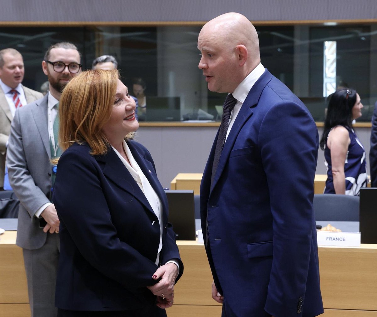 CZtoEU_Brussels's tweet photo. 🇨🇿 @MinFinCZ @alenaschillerov se dnes účastní Rady #ECOFIN v Bruselu.
Na agendě:
✔ pracovní snídaně k ekonomické situaci a debriefingu z jednání Euroskupiny
✔ politická debata u balíčku k integraci trhu a dohledu #MISP
✔ představení a diskuze o pracovním programu @Ireland2026eu 🇮🇪
✔ výměna názorů k dopadům ruské agrese proti 🇺🇦
✔ hospodářské oživení v Evropě: přijetí prováděcího rozhodnutí v rámci Nástroje pro oživení aodolnost pro #RRF pro 🇩🇪🇱🇻🇧🇴🇨🇾🇱🇺🇫🇮🇳🇱🇸🇮 &🇭🇺 a výměna názorů k aktuálnímu stavu provádění RRF
✔ jarní balíček evropského semestru @EU_Commission: přijetí integrovaných doporučení pro členské státy a přijetí závěrů k hloubkovým přezkumům dle procedury o makro-ekonomických nerovnovahách
✔ provádění rámce pro správu ekonomických záležitostí: doporučení Rady ke střednědobým fiskálním plánům a doporučení a rozhodnutí Rady v rámci postupu při nadměrném schodku
✔ výměna názorů ke konvergenčním zprávám @EU_Commission a @ecb
✔ příprava jednání ministrů financí a guvernérů centrálních bank #G20 na konci srpna
Více informací a streaming:
ℹ️: https://t.co/NVgZFH7vBZ
🎥: https://t.co/zttqXc1bvZ
