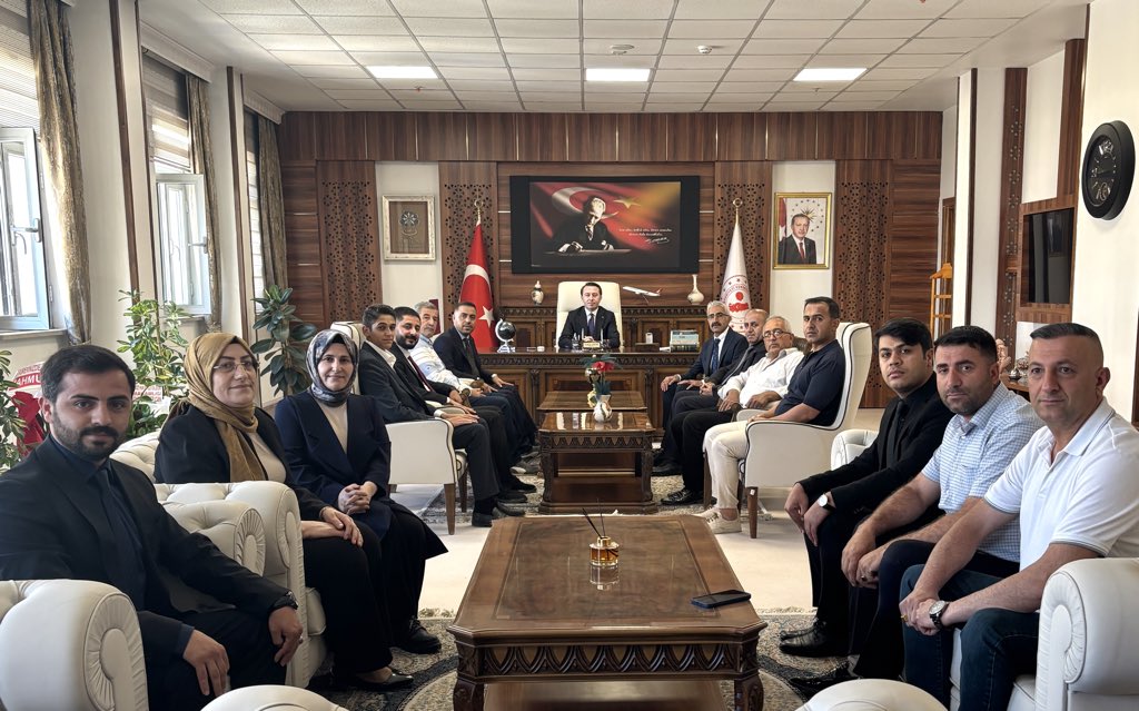 TCyuksekova's tweet photo. Şehit Aileleri ve Gaziler Dayanışma Derneği Başkanı Sami Keskin ile şehit ve gazi yakınlarımız, Kaymakam Volkan Hülür’e hayırlı olsun ziyaretinde bulundu. https://t.co/ePLJJfNaog