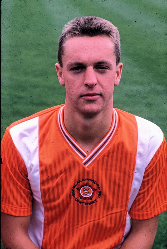 BFC_ExPlayers's tweet photo. Happy 56th Birthday today to former Pool striker .... Simon Rooney
Hope you have a great day Simon !
😀🎂🍻⚽️🥅🍊
#Roons https://t.co/7g6CEuQO0y