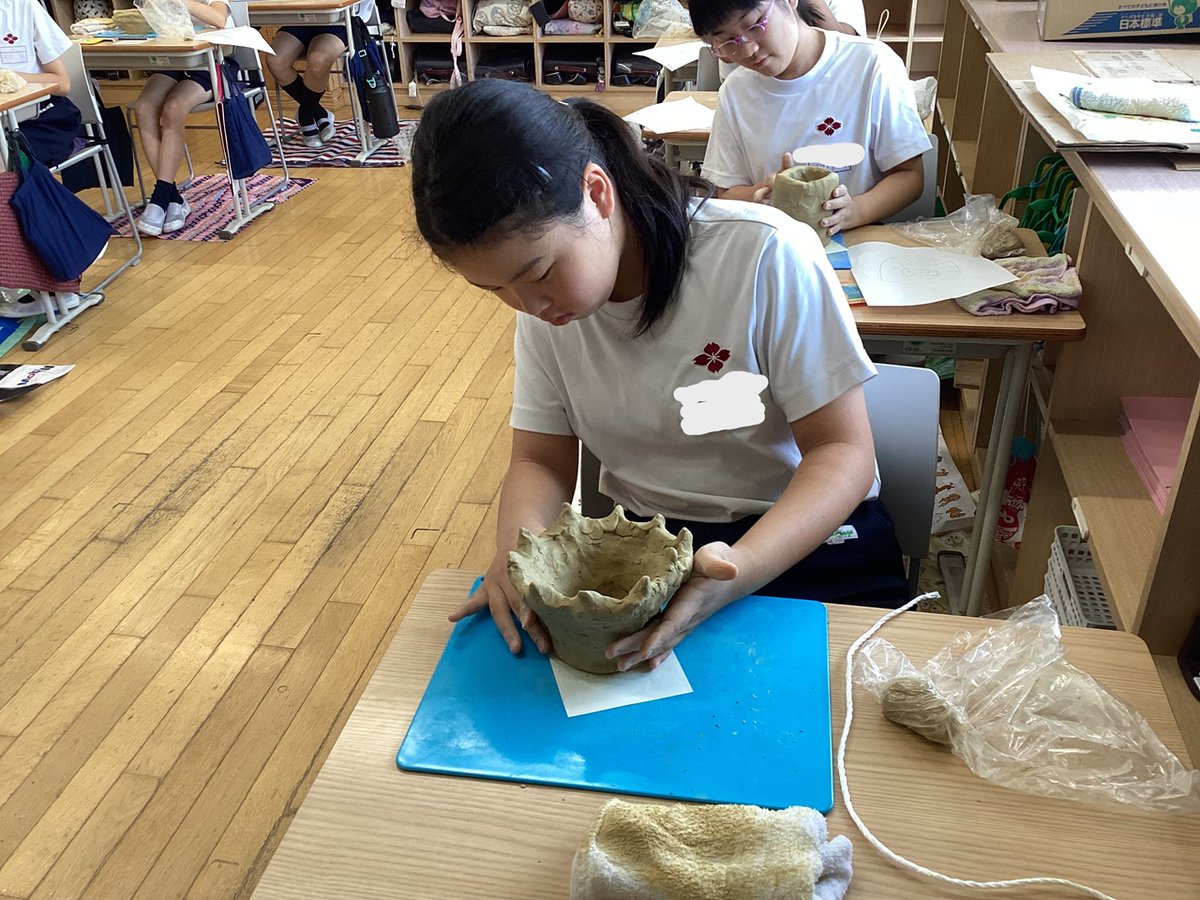 KyoaiES's tweet photo. 7月10日（金）土器作り
群馬県埋蔵文化財調査事業団の方を講師に迎え、縄文土器作りに挑戦しました。粘土を延ばして整形するのではなく、ひも状にした粘土を巻きつけ重ねていく方法がちょっと難しく、せっかくのできた器が崩れてしまう子も。終了後は、考古学についてのミニ講座もしていただきました。 https://t.co/jRv0RXe36v