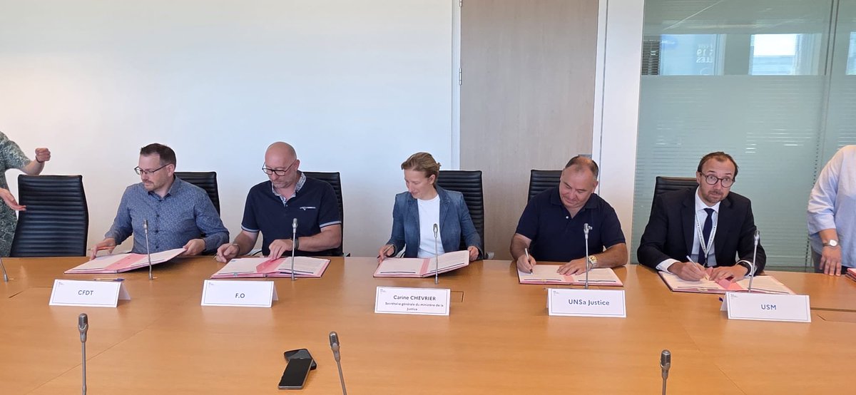 SyndFoJustice's tweet photo. 📢 FO Justice signe un accord majeur sur l’usage de l’intelligence artificielle au ministère de la Justice

Aujourd’hui, FO Justice a signé l’accord relatif à l’utilisation et à l’évaluation de l’impact des outils numériques, notamment ceux utilisant l’intelligence artificielle, au ministère de la Justice.

Cette signature marque une étape importante pour garantir que le développement de ces nouveaux outils s’effectue dans un cadre clair, transparent et protecteur pour les personnels.
FO Justice restera pleinement mobilisé afin de veiller notamment :

✅ à la protection des emplois ;
✅ au maintien du contrôle humain sur les décisions ;
✅ à la protection des données personnelles ;
✅ au respect des droits et des conditions de travail des agents ;
✅ à la prévention des risques professionnels ;
✅ à l’information, à la consultation et à l’accompagnement des personnels ;
✅ à une utilisation de l’intelligence artificielle au service des agents, et non à leur détriment.

L’innovation technologique ne doit jamais se faire sans garanties sociales, sans dialogue social et sans protection des personnels.

FO Justice, toujours présent pour défendre les intérêts des agents du ministère de la Justice ! ✊