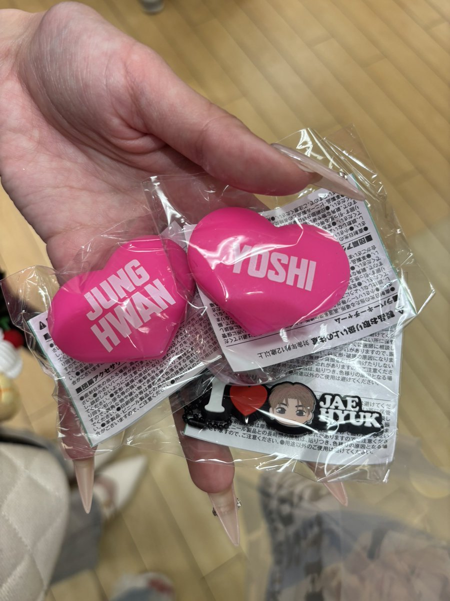 U2aq3k's tweet photo. treasure the stage ポップアップ　特典　ガチャ　トレカ　交換

【譲】写真

【求】手書きニックネームオーロラチャーム ジョンウ ハルト 

本日横浜ポップアップもしくは郵送交換希望です。

お気軽にお声がけください。

#treasure交換 https://t.co/hXK5c1zUCz